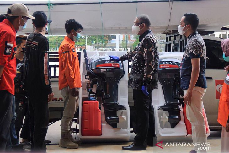 Foto: Kirim 2 Perahu Ke Kapuas Hulu, SutarmidjiBerharap Bisa Bantu Akivitas Warga | Pifa Net