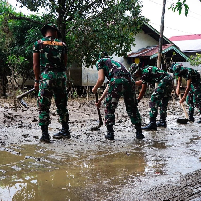 Foto: Bersihkan Lumpur dan Sampah, Kodim Sintang Bersama Jajaran Terus Upayakan Pemulihan | Pifa Net
