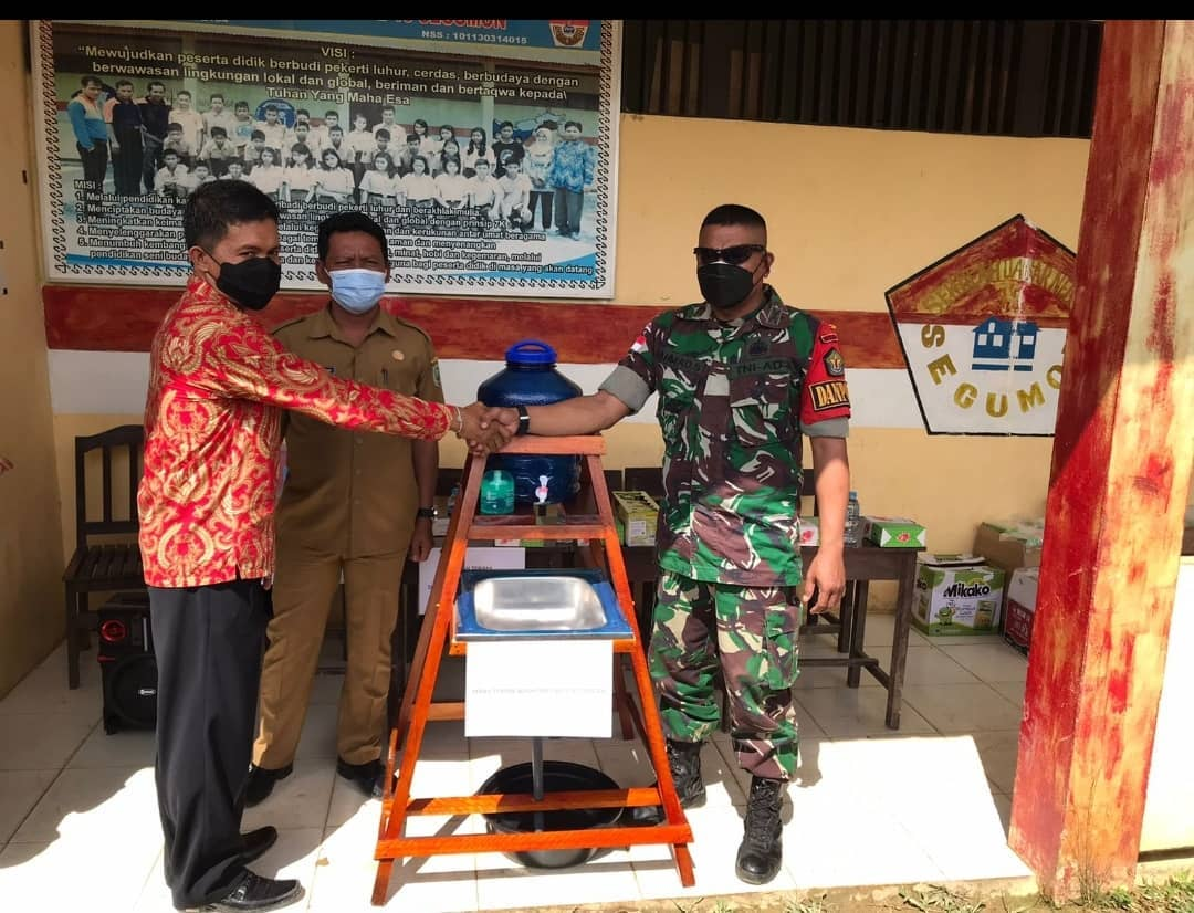 Foto: Putus Mata Rantai Covid-19, Satgas Pamtas TNI Berikan Bantuan Alat Cuci Tangan dan Handsanitizer di SDN Perbatasan | Pifa Net