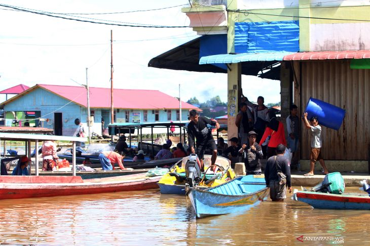 Foto: Pasca Banjir, Warga di Sintang Diserang Berbagai Macam Penyakit | Pifa Net
