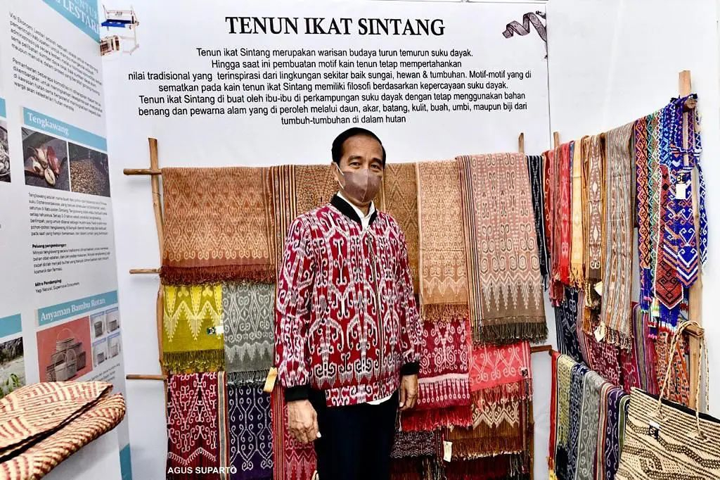 Foto: Menteri Hingga Presiden Jokowi Beli Jaket Bomber Motif Tenun Ikat Khas Dayak Sintang | Pifa Net