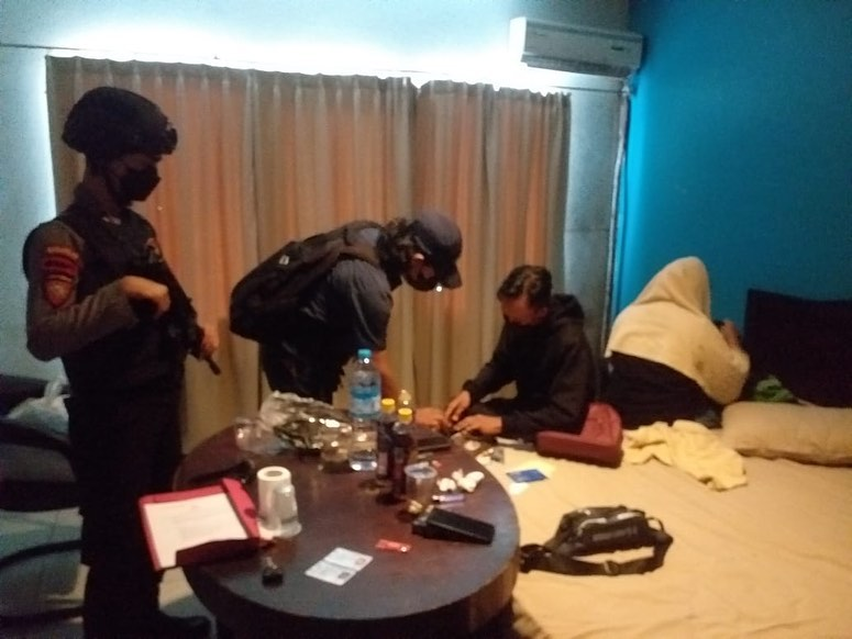Foto: Polda Kalbar Gelar Operasi Pekat II, 22 Orang Terjaring Razia di Sejumlah Villa | Pifa Net