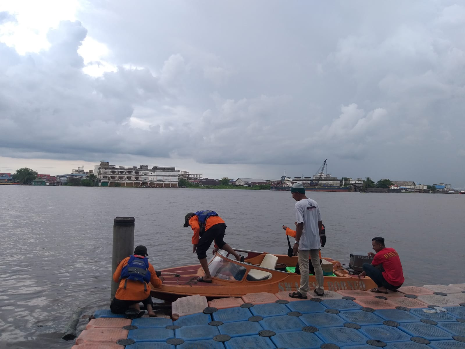 Foto: Dua Warga Siantan yang Tenggelam di Sungai Kapuas Ditemukan, Keduanya dalam Kondisi Tak Bernyawa | Pifa Net