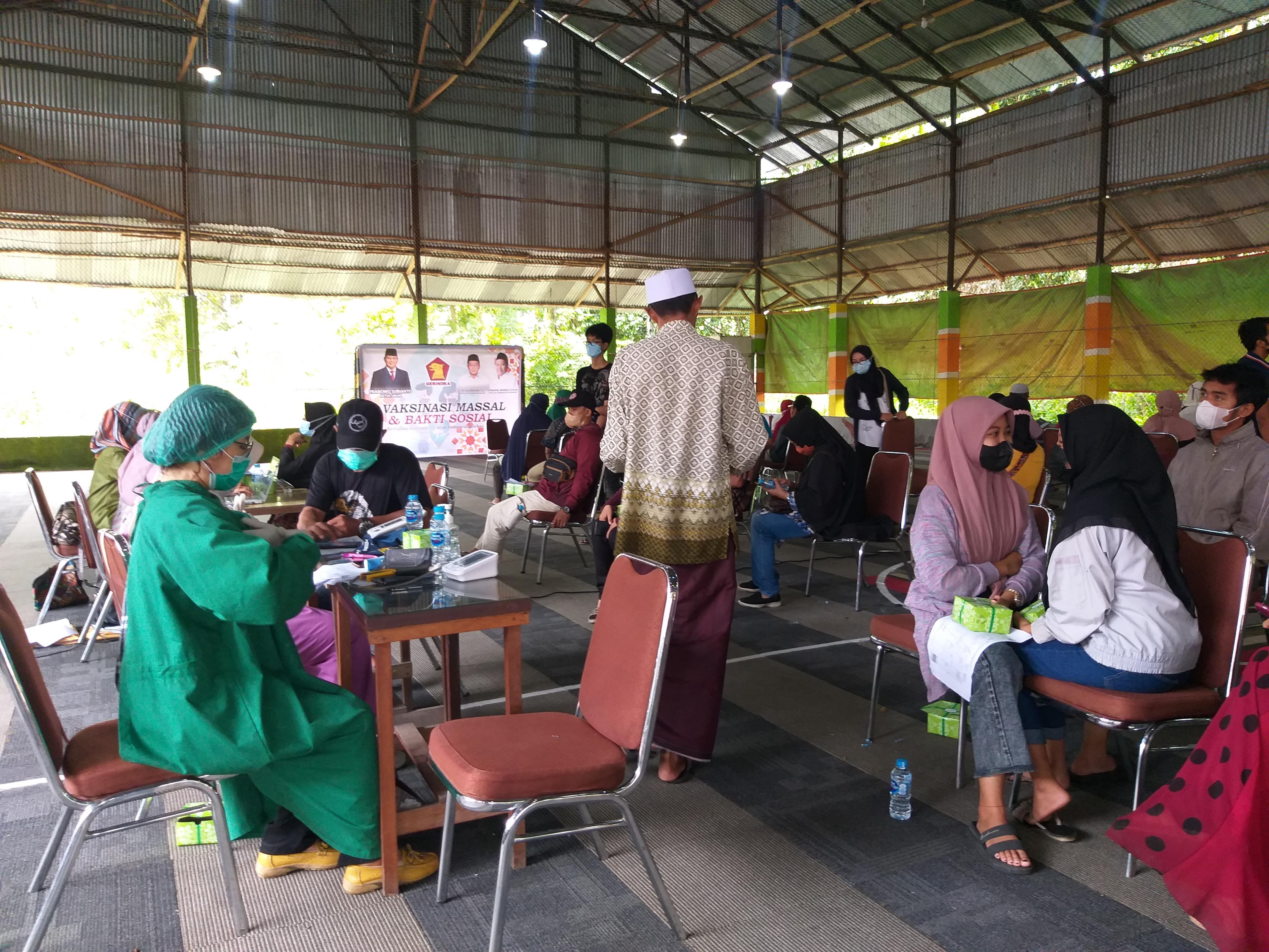 Foto: Warga Kelurahan Pal V Antusias Ikuti Vaksinasi yang Diselenggarakan Oleh DPC Partai Gerindra Pontianak  | Pifa Net