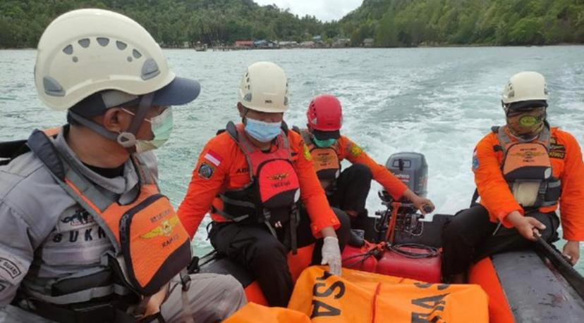 Foto: Bakamla Evakuasi Jasad Wargai Pemangkat di Perairan Lemukutan | Pifa Net