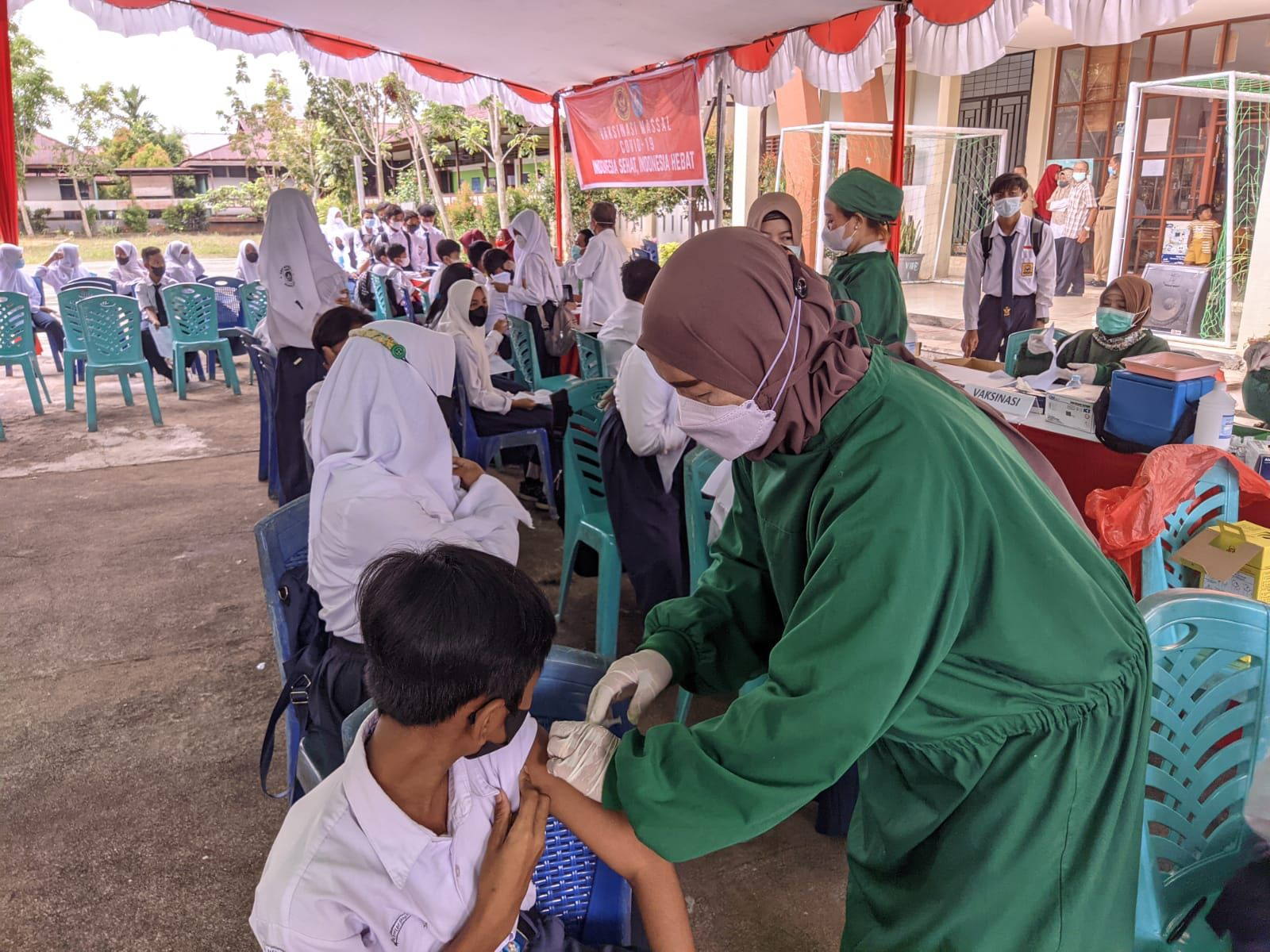 Foto: BINDA Kalbar Gelar Vaksinasi di SMPN 1 Rasau Jaya | Pifa Net