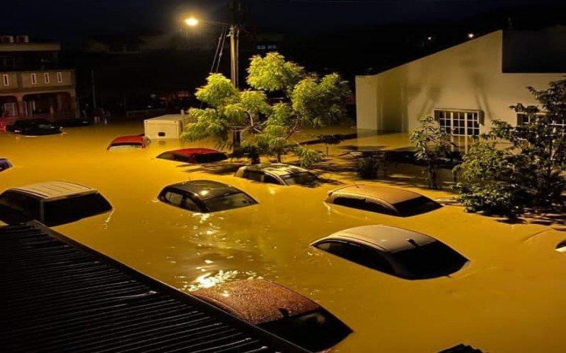 Foto: Banjir Besar Kepung Jayapura, Sebabkan Satu Warga Tewas dan Kantor Gubernur Papua Terendam | Pifa Net
