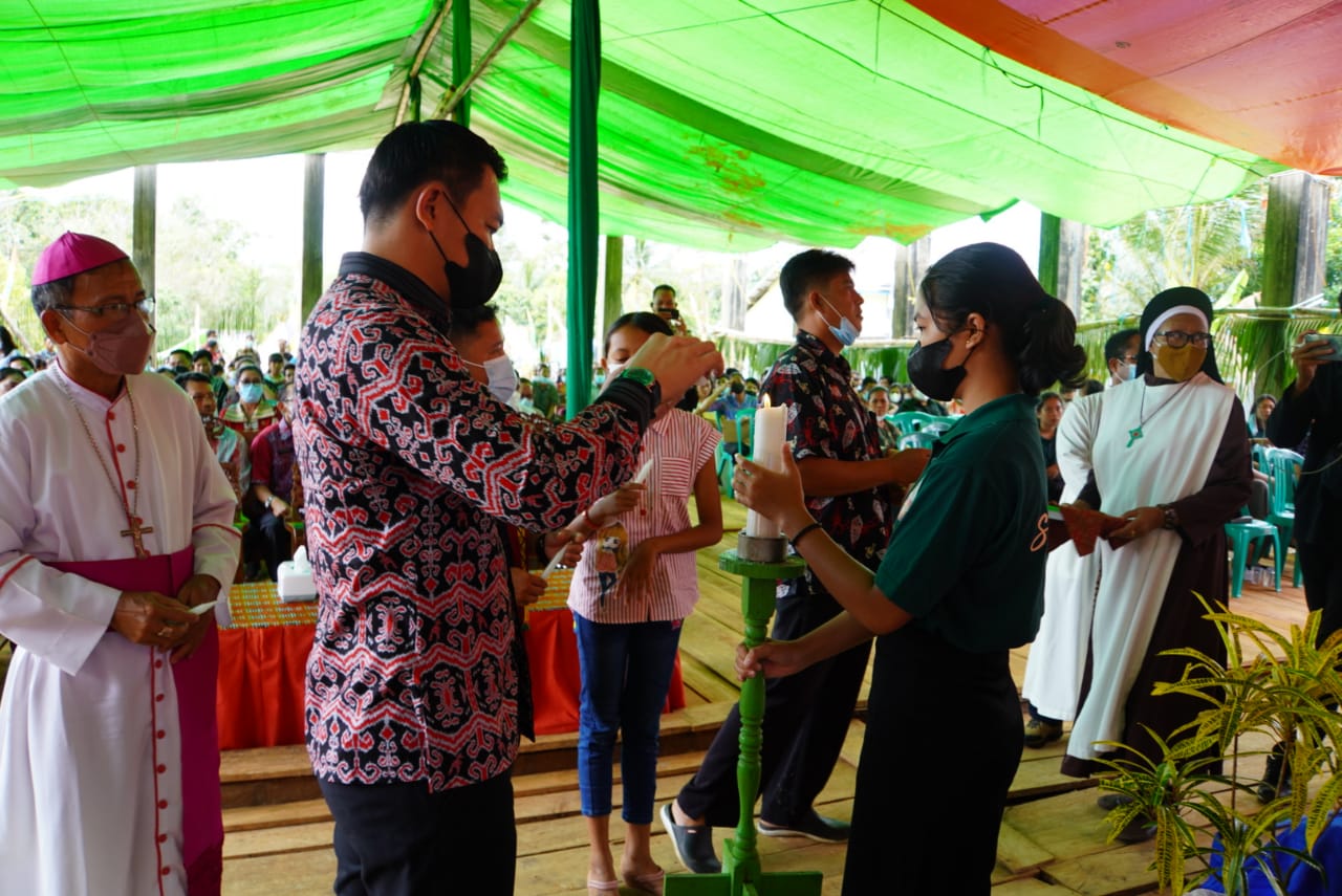 Foto: Fransiskus Diaan Hadiri Perayaan Natal di Gereja Santo Marius Tekalong Kecamatan Mentebah | Pifa Net