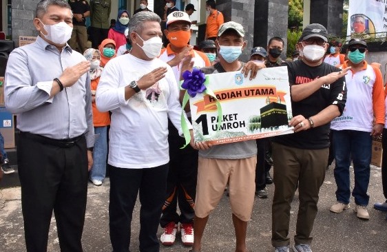 Foto: Sedang Bekerja Mengendarai Truck, Nabekri Ditelpon Mendapatkan Paket Umroh Dari Pemkab Kubu Raya | Pifa Net