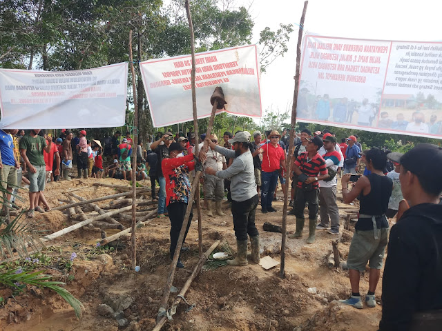 Foto: Pasca Pemortalan, Kini Jalur Jalan Binjai – Ketungau Kembali Dibuka Setelah Dibuat Kesepakatan | Pifa Net