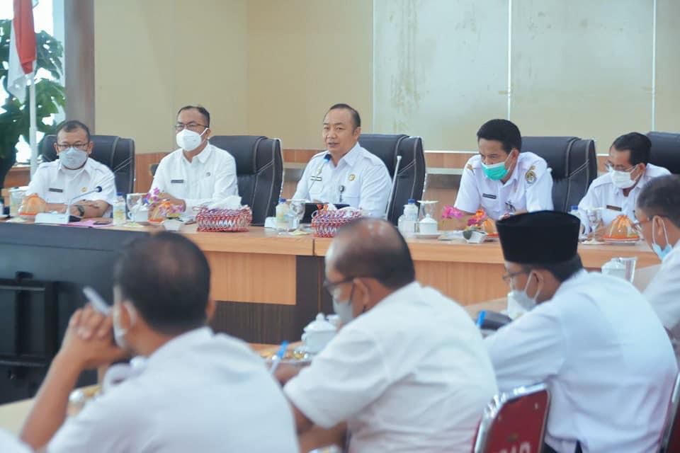 Foto: Sekda Ketapang Bersama Forkopimda Tinjau Pelaksanaan Vaksinasi untuk Anak | Pifa Net