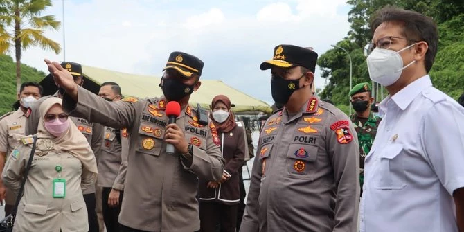 Foto: Tinjau Langsung Prokes dan Karantina di PLBN Entikong, Kapolri Sigit Pastikan Sesuai Prosedur | Pifa Net