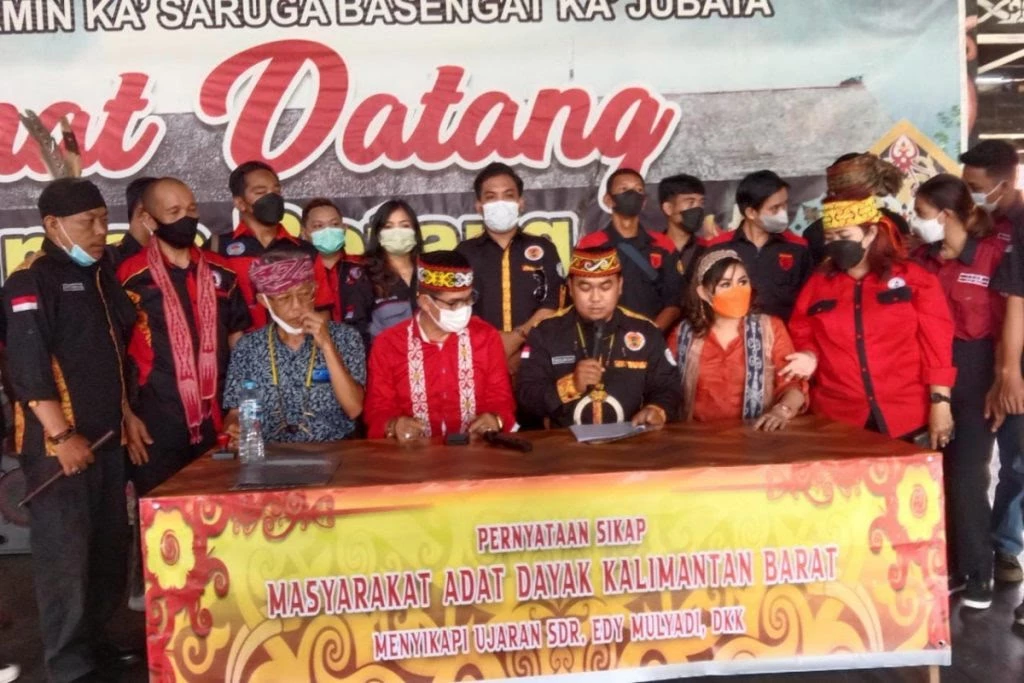 Foto: Edy Mulyadi Dituntut Hukum Adat dan Positif oleh Masyarakat Dayak Kalimantan Barat | Pifa Net