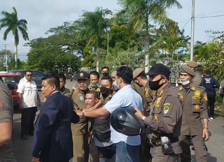 Foto: Kapolres Ketapang Beberkan Kronologis dan Pelaku Pelemparan Bom Melotop yang Dilakukan Oknum ASN | Pifa Net