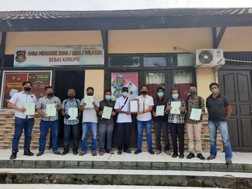 Foto: Berhasil Tangani Kasus Penggelapan Sertifikat Tanah, Polres Melawi Terima Piagam Penghargaan dari Pemdes Sungai Pinang | Pifa Net