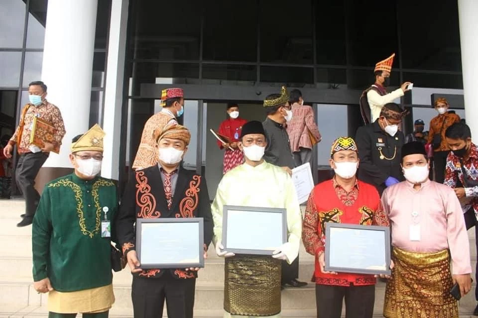 Foto: HUT ke-65 Pemprov Kalbar, Sekda Terima Langsung Penghargaan Anugerah Paritrana Award, Kabupaten Ketapang Sebagai Peringkat Pertama | Pifa Net
