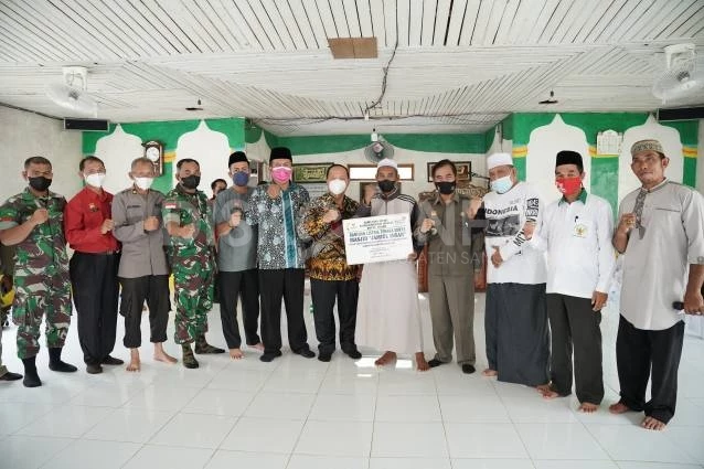 Foto: Wakil Bupati Sanggau Serahkan Bantuan Listrik Tenaga Surya untuk Masjid Jamiul Insan Dusun Sungai Bemban  | Pifa Net