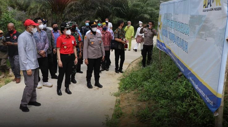 Foto: Tjhai Chui Mie Resmikan Jalan Pertanian Program Kotaku di Pangmilang | Pifa Net