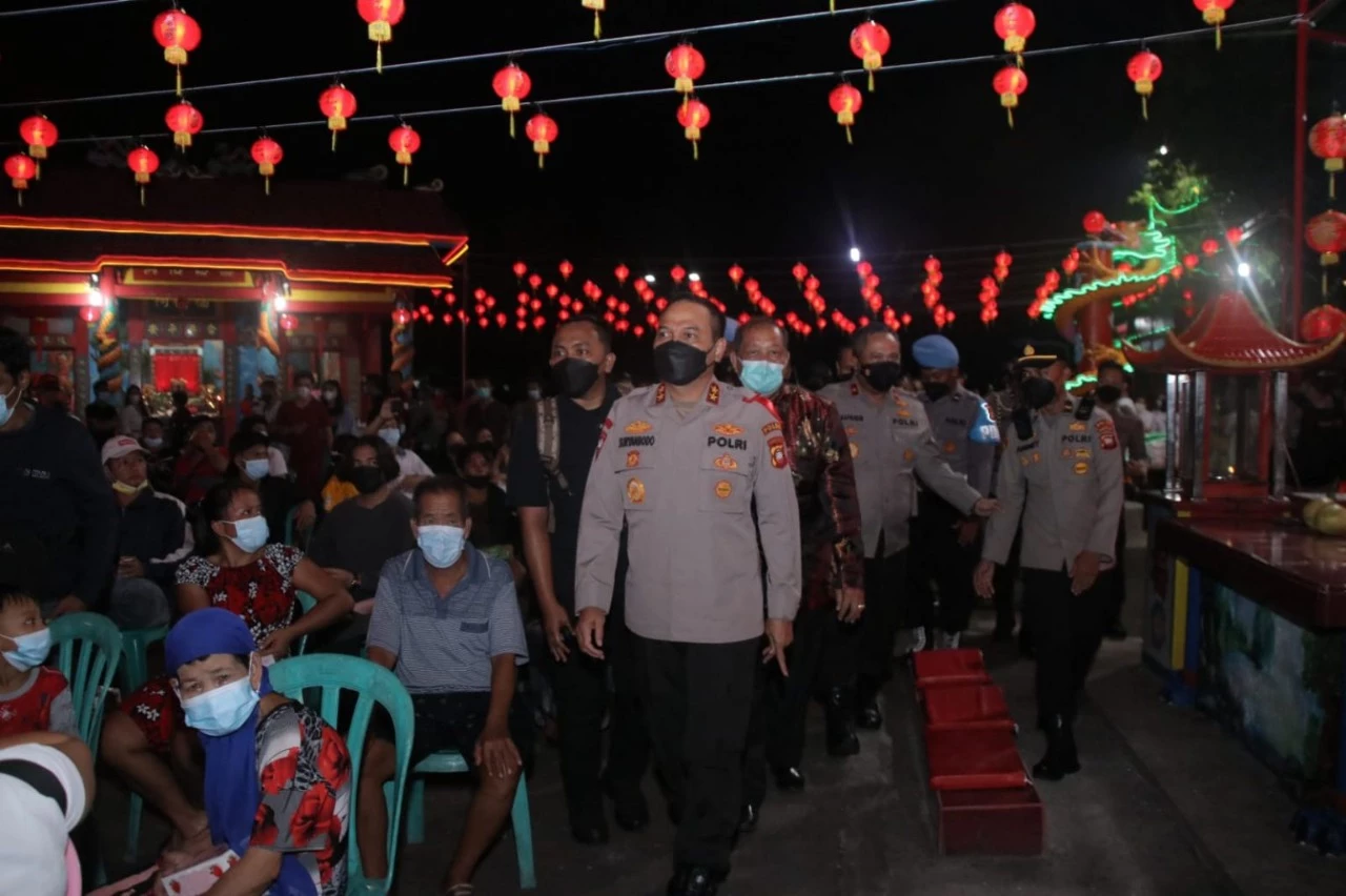 Foto: Malam Imlek, Polda Kalbar Salurkan Bansos Melalui Yayasan Vihara Dewi Mulya kepada Anak Panti Asuhan | Pifa Net