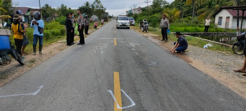 Foto: Laka Truk dan Sepeda Motor di Jalan Ketapang-Siduk, 2 Orang Meninggal Dunia        | Pifa Net