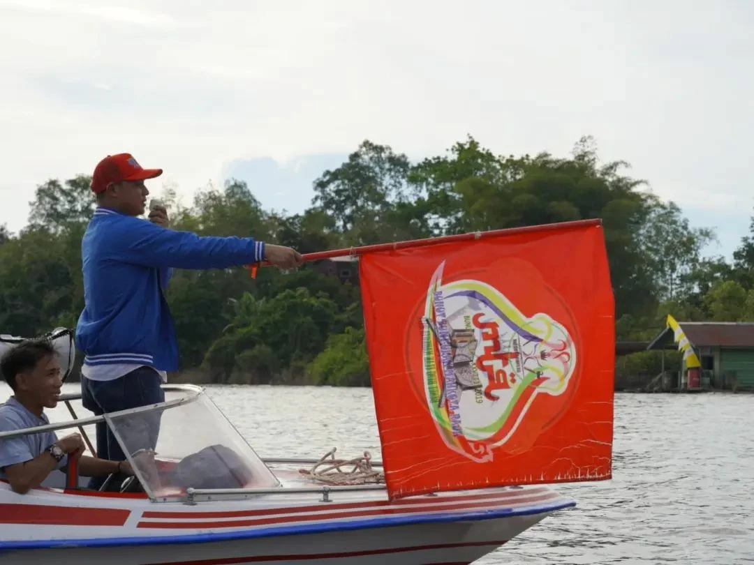 Foto: Wabub Wahyudi Hidayat Buka Perlombaan Sampan Bidar di Kapuas Hulu | Pifa Net