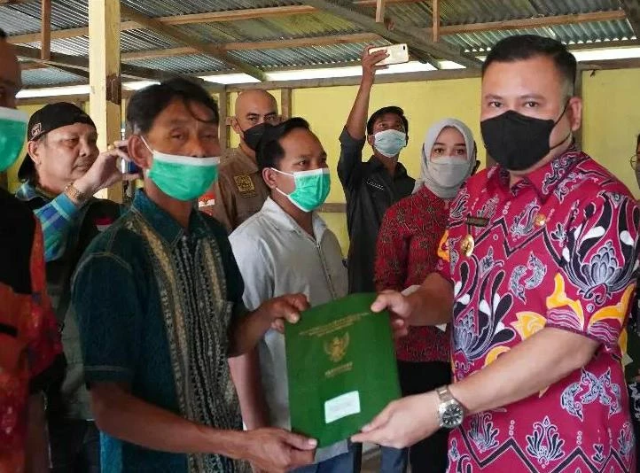 Foto: Serahkan Sertifikat Tanah Program PTSL, Bupati Melawi Harapkan Sertifikat Digunakan dengan Arif dan Bijak | Pifa Net