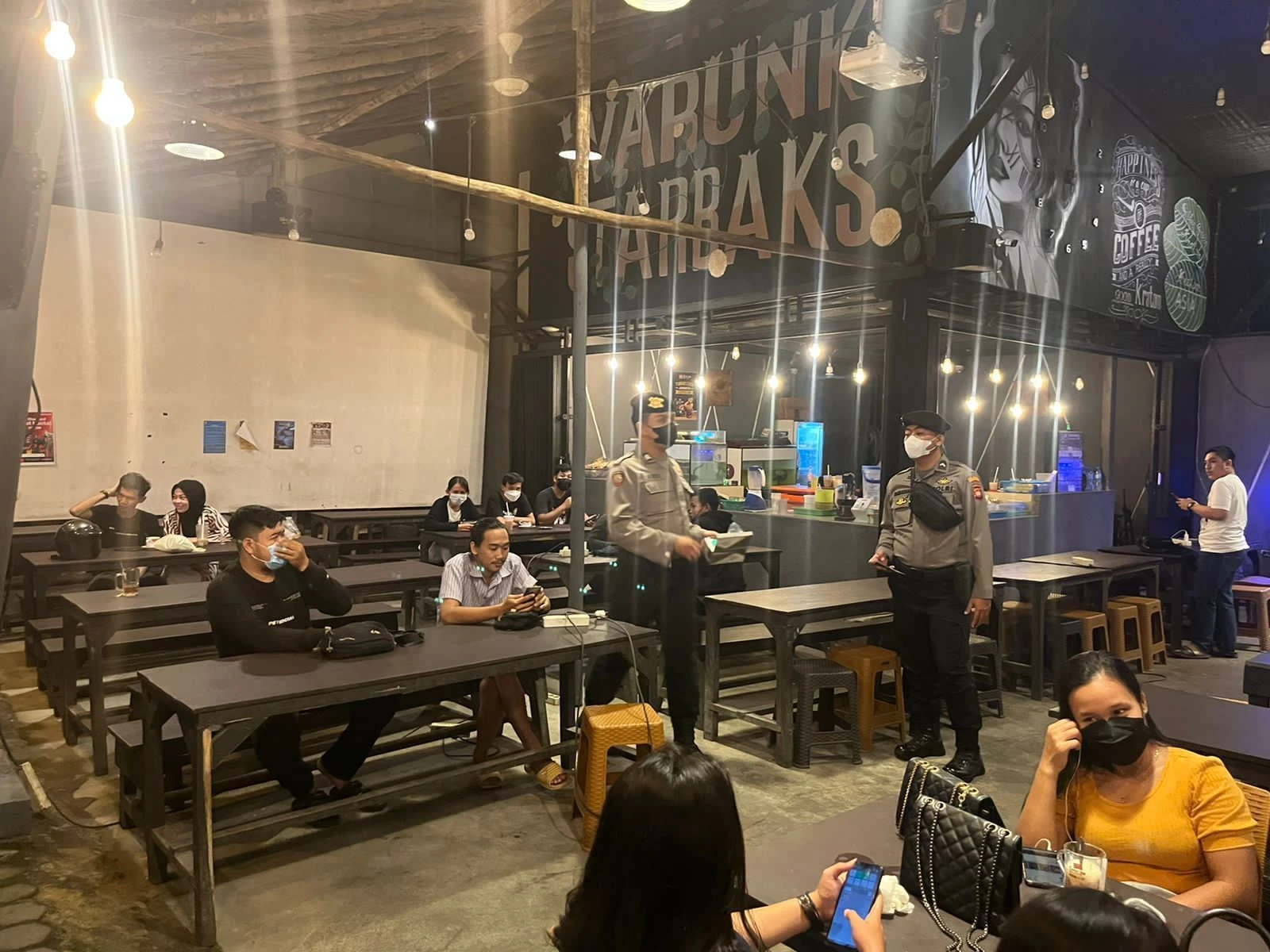 Foto: PPKM Level 2, Satgas Covid Pontianak Gelar Patroli Gabungan dan Imbau Prokes Kepada Pelaku Usaha Cafe | Pifa Net