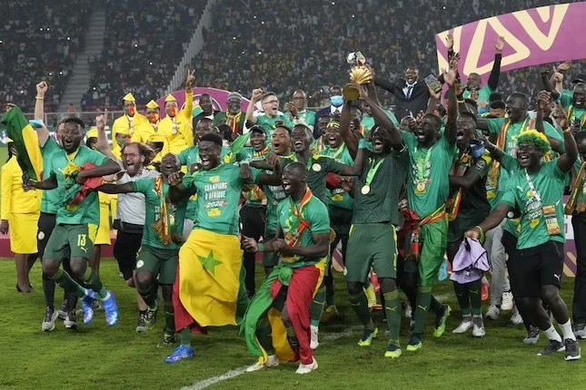 Timnas Senegal saat mengangkat trofi Piala Afrika 2021, Foto: AP