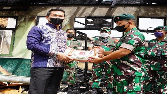 Foto: Fransiskus Diaan Serahkan Bantuan Untuk Korban Kebakaran Batalyon RK Walet Sakti Kapuas Hulu | Pifa Net
