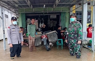 Foto: Kapolsek Kembayan Lakukan Pengecekan Banjir | Pifa Net