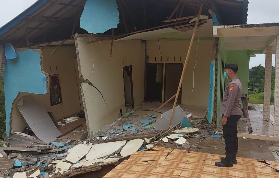 Foto: Cek Rumah Ambruk Akibat Longsor, Kapolsek Kapuas Ungkap Kerugian Capai Angka Ratusan Juta     | Pifa Net