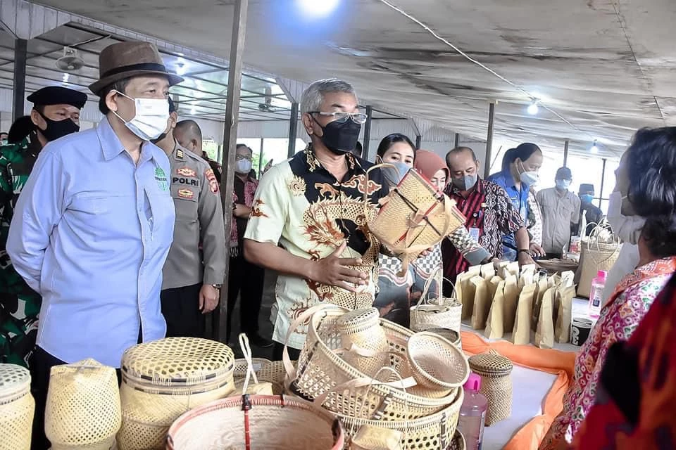 Foto: Martin Rantan Buka Acara Hari Temu Usaha dan Temu Lapangan Petani di Kabupaten Ketapang | Pifa Net