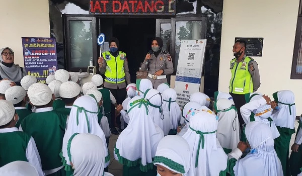 Foto: Satlantas Polres Sekadau Berikan Edukasi untuk Anak-anak Lewat Program PSA | Pifa Net
