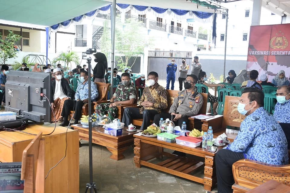 Foto: Vaksinasi Serentak Seluruh Indonesia, Wabup Ketapang Minta Warga untuk Lakukan Vaksinasi | Pifa Net