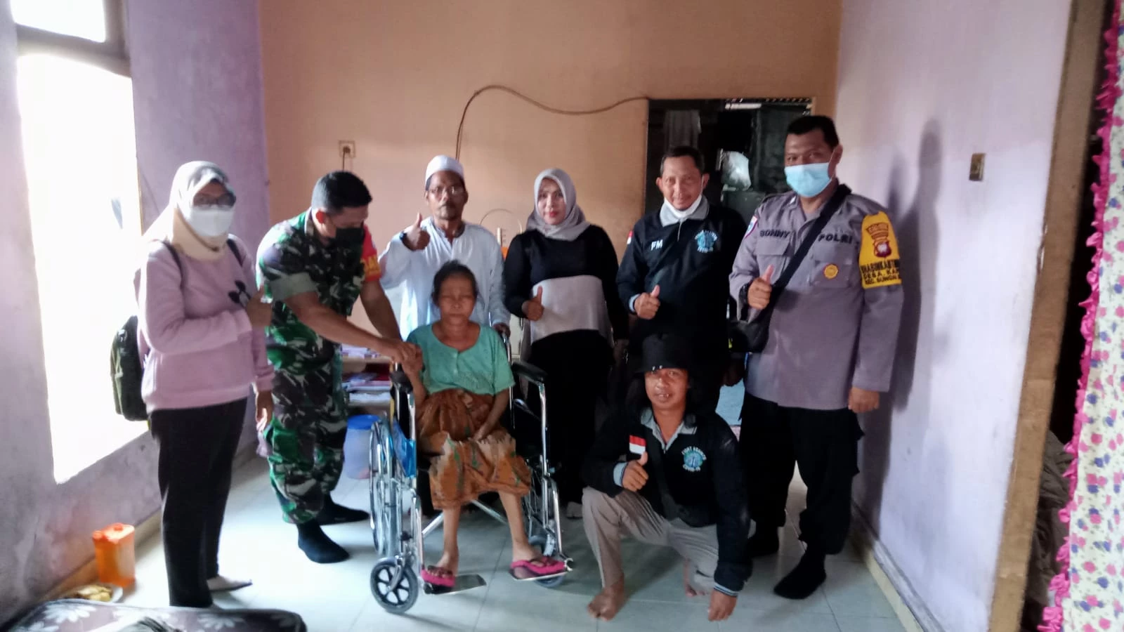 Foto: Kawal Penyaluran Bantuan dari Dinsos Kubu Raya Kepada Disabilitas, Babinsa Ingatkan Prokes | Pifa Net