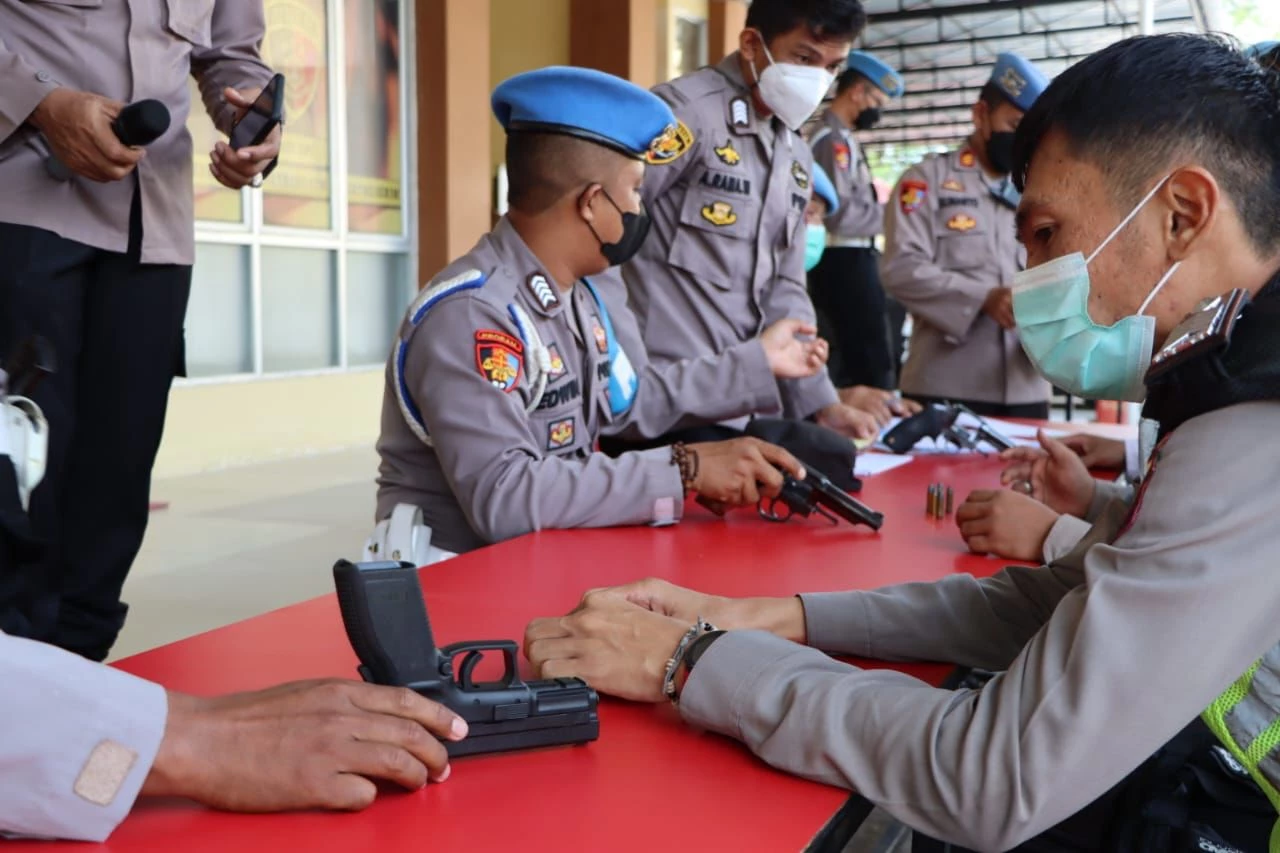 Foto: Polresta Pontianak Laksanakan Pengecekan Fisik dan Administrasi Senjata Api Genggaman Personil Mapolresta | Pifa Net