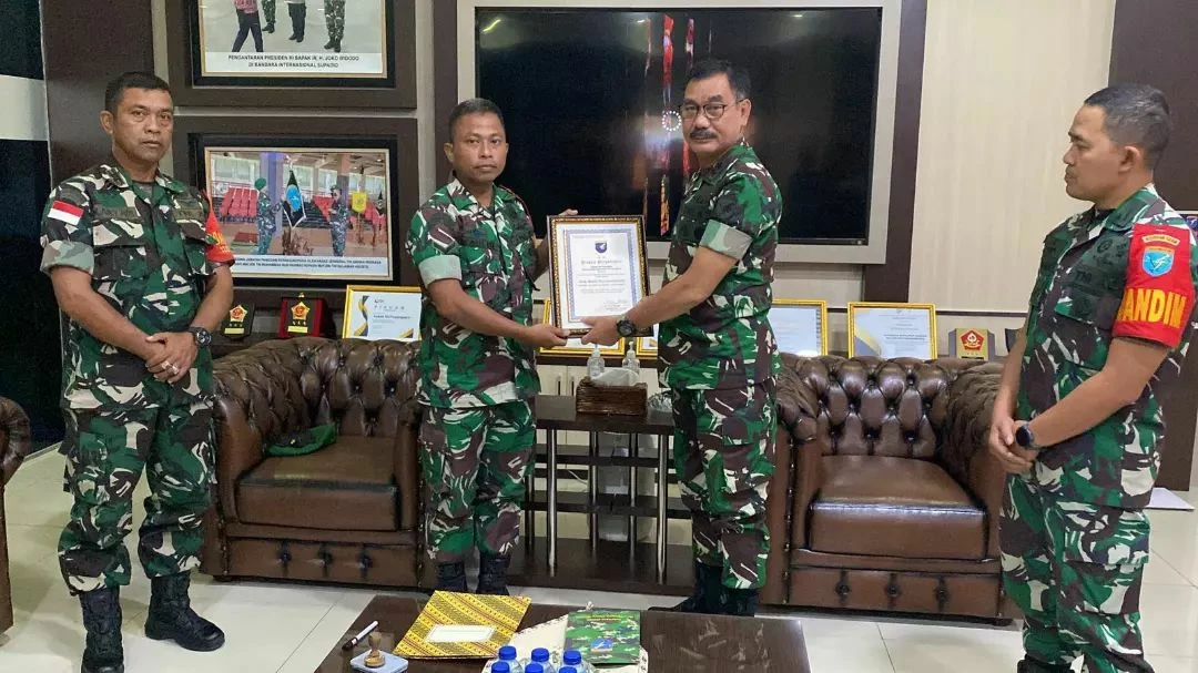 Foto: Sempat Viral di Medsos Aksinya Bantu Korban Kecelakaan, Serda Maulid Dapat Penghargaan dari Pangdam XII/Tpr | Pifa Net