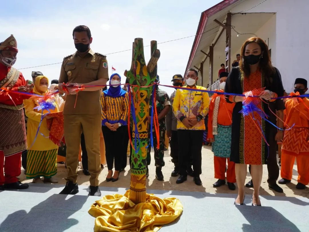 Foto: Fransiskus Diaan Resmikan Gedung Pusat Promosi Kerajinan Kabupaten Kapuas Hulu | Pifa Net