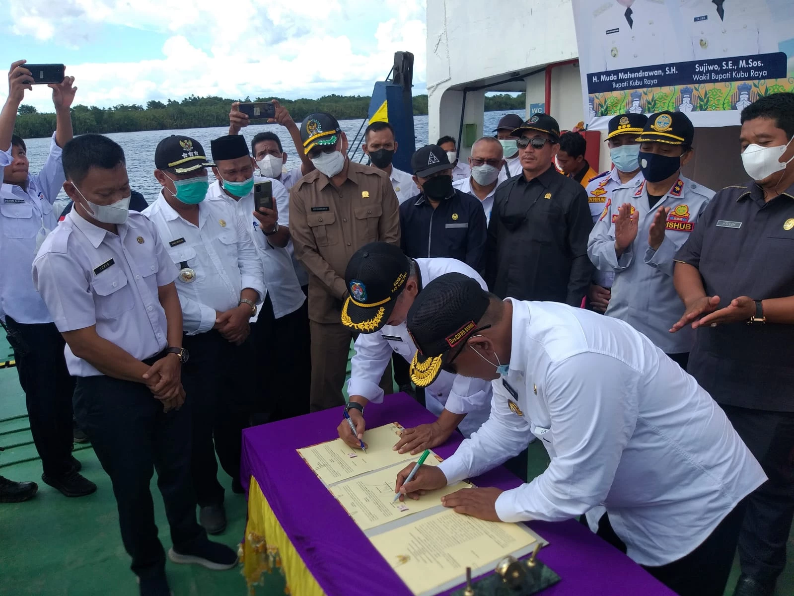 Foto: Pemkab Kubu Raya dan Kayong Utara Tandatangani Kesepakatan Kerja Sama Pengoperasian KMP | Pifa Net