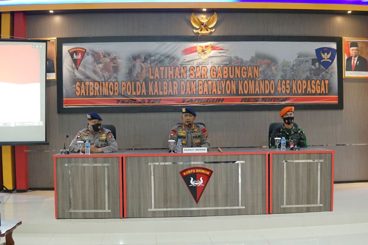Foto: Tingkatkan Kemampuan Penanganan Bencana Alam, Satbrimob Polda Kalbar dan Batalyon Komando 465 Kopasgat Gelar Latihan Gabungan SAR | Pifa Net