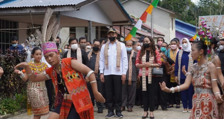 Foto: Kunjungi Kerajinan Tenun di Betang Dusun Sadap, Bupati dan Ketua Dekranasda Kapuas Hulu Akan Lakukan Pembinaan | Pifa Net