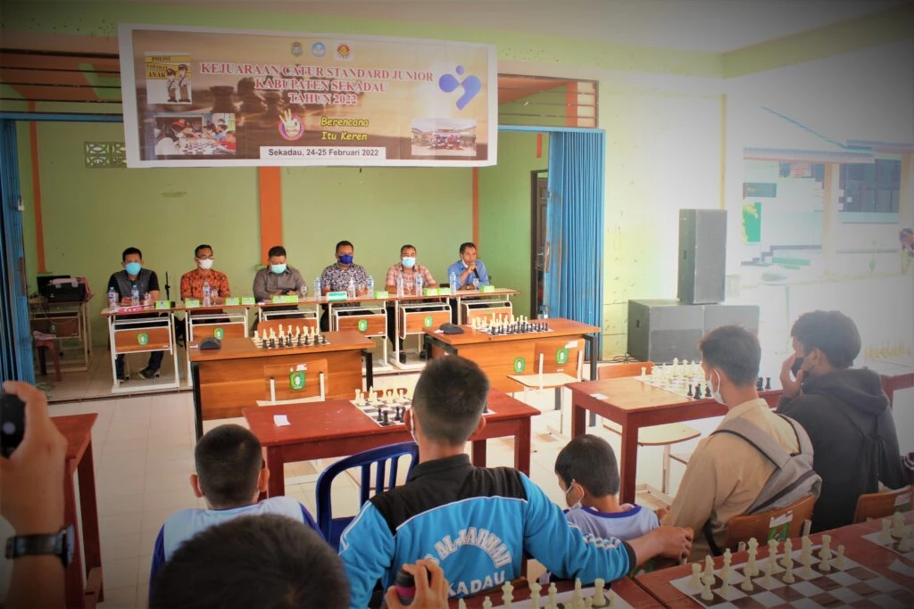 Foto: Hadiri Penutupan Kejuaraan Catur Standard Junior Sekadau, Subandrio Apresiasi Pemenang     | Pifa Net