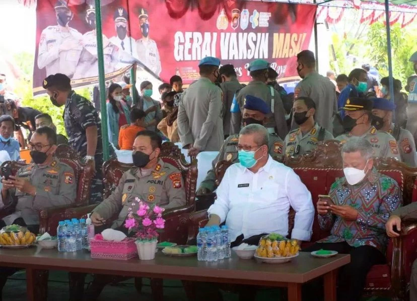 Foto: Sekda Kalbar Hadiri Vaksinasi Massal di Sungai Kakap | Pifa Net
