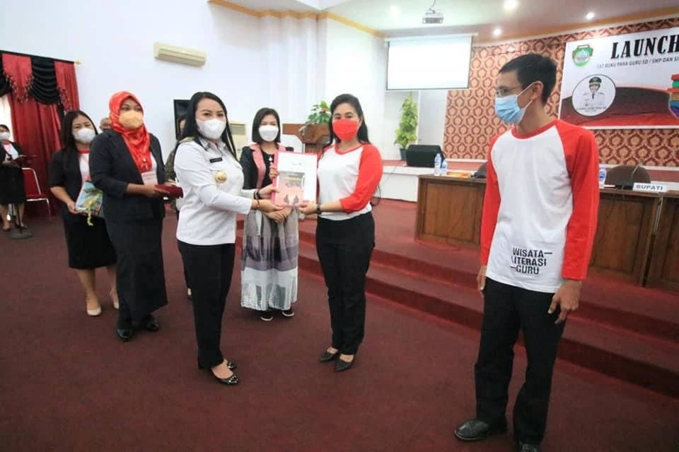 Foto: Bupati Landak Launching 137 Buku Guru SD dan Silabus Kurikulum Muatan Lokal | Pifa Net