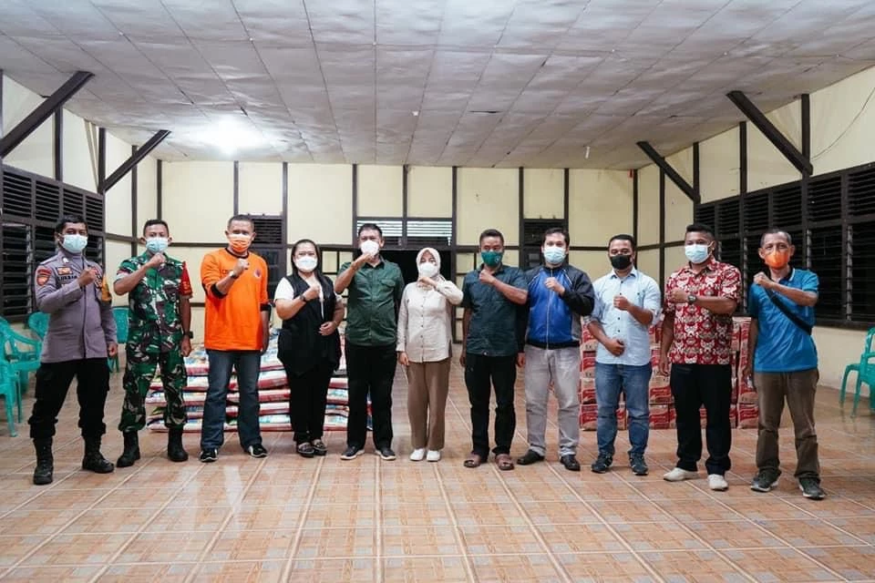Foto: Wabup Ketapang Serahkan Bantuan Banjir di 8 Desa Kecamatan Simpang Hulu | Pifa Net
