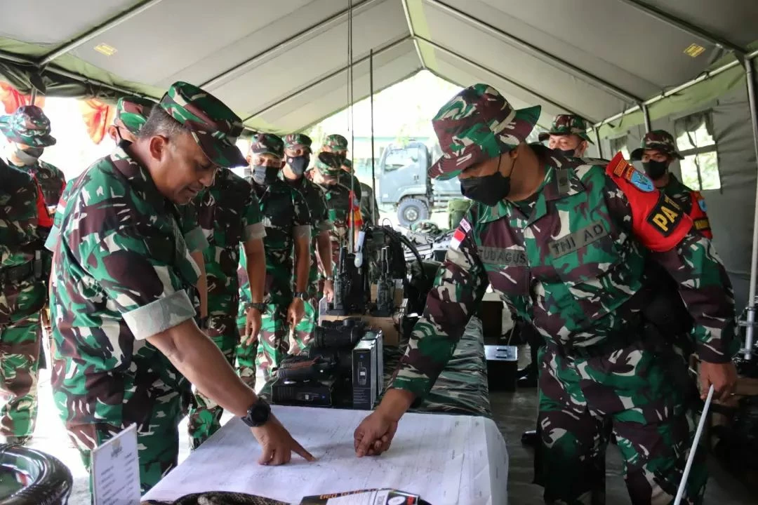 Foto: Asops Kasad Didampingi Kasdam XII/Tpr Periksa Kesiapan Operasi Satgas Yonif 645/Gty | Pifa Net