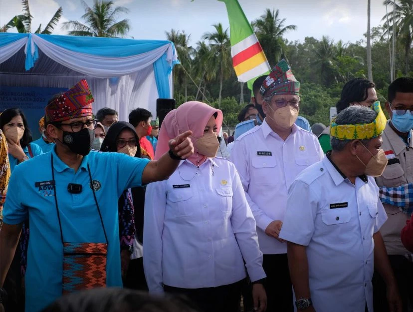 Foto: Sandiaga Uno Bawa Kerajinan Tangan Desa Sungai Kupah ke Mandalika Lombok | Pifa Net