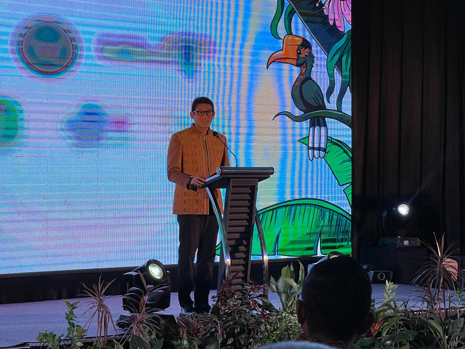 Foto: Ketua Dekranasda Kapuas Hulu Ungkap Kain Tenun Sidan yang Digunakan Sandiaga Uno Saat Kunjungan di Pontianak | Pifa Net