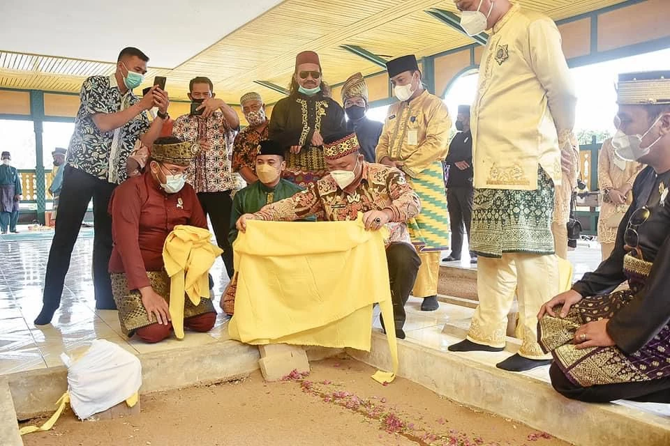 Foto: Sekda Ketapang Hadiri Prosesi Ziarah Peringatan Hari Jadi Ketapang Ke-604 | Pifa Net