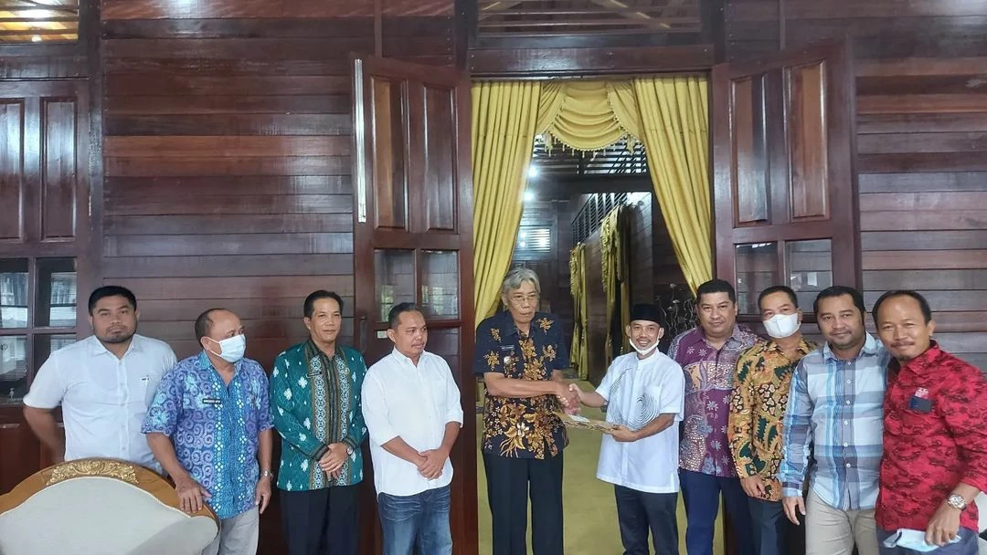 Foto: Bupati Sintang Serahkan Hasil Verifikasi Administrasi Pengusulan Cabup kepada Koalisi Adil Bersatu dan Partai Pengusung    | Pifa Net